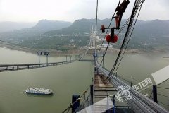 万利高速驸马长江大桥主缆架设完工 所用钢丝能绕地球一圈(图
